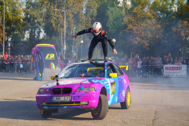 Daugiausia kartų vairuotojui esant ant stogo apsisukta automobiliu