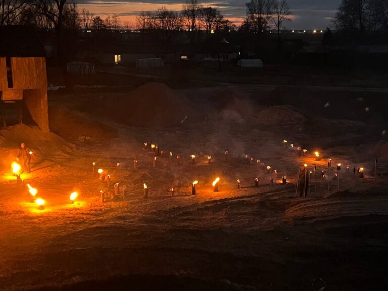 Didžiausias iš laužų sudarytas Gediminaičių stulpų
