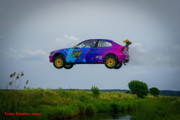 Tolimiausias šuolis automobiliu