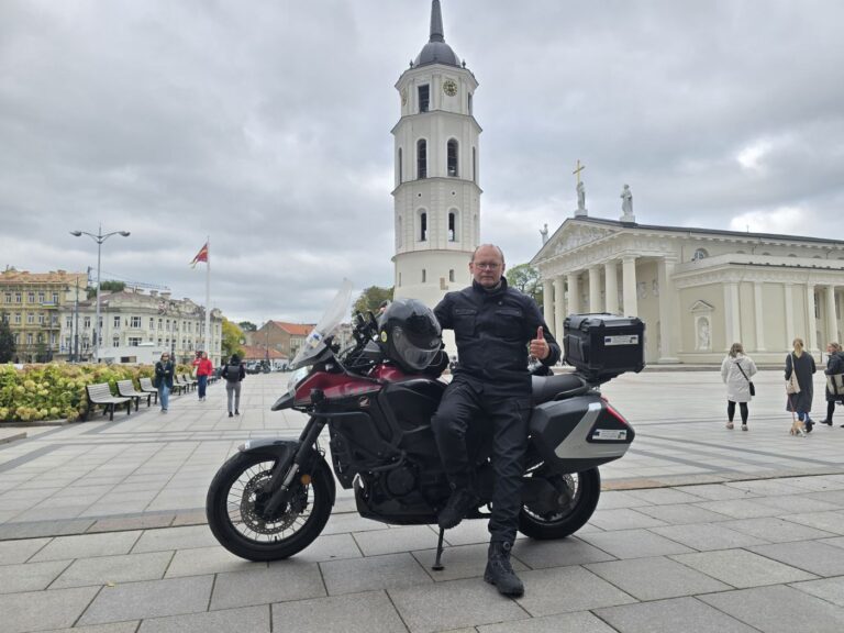 Toliausiai per 20 parų nuvažiavo motociklu