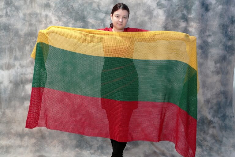 Didžiausia vąšeliu nerta tautinė vėliava Molėtuose