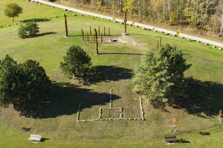 Didžiausias iš riedulių sudarytas Gediminaičių stulpų ženklas