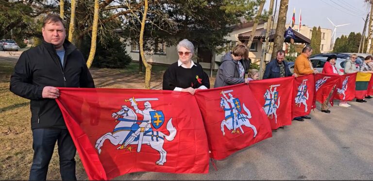 Ilgiausia vėliavas laikančių žmonių eilė