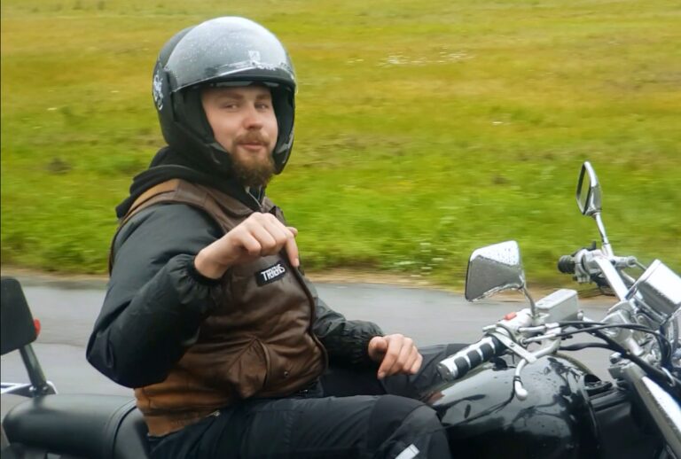 Tolimiausia ir ilgiausiai trukusi kelionė motociklu neliečiant vairo