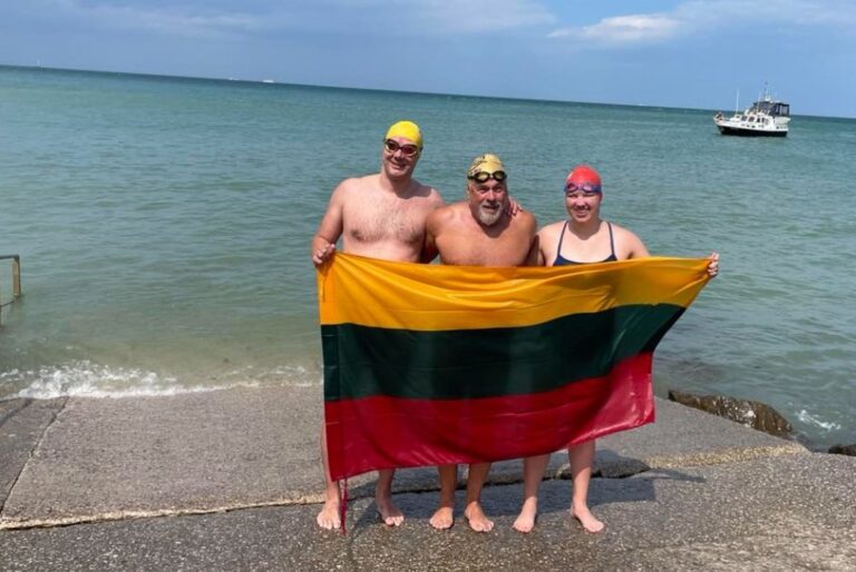 Tolimiausias moters plaukimas atviruosiuose vandenyse