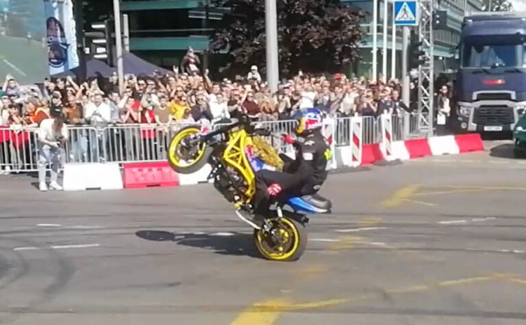 Toliausiai PASAULYJE nuvažiavo motociklu ant vieno rato rankomis neliečiant vairo