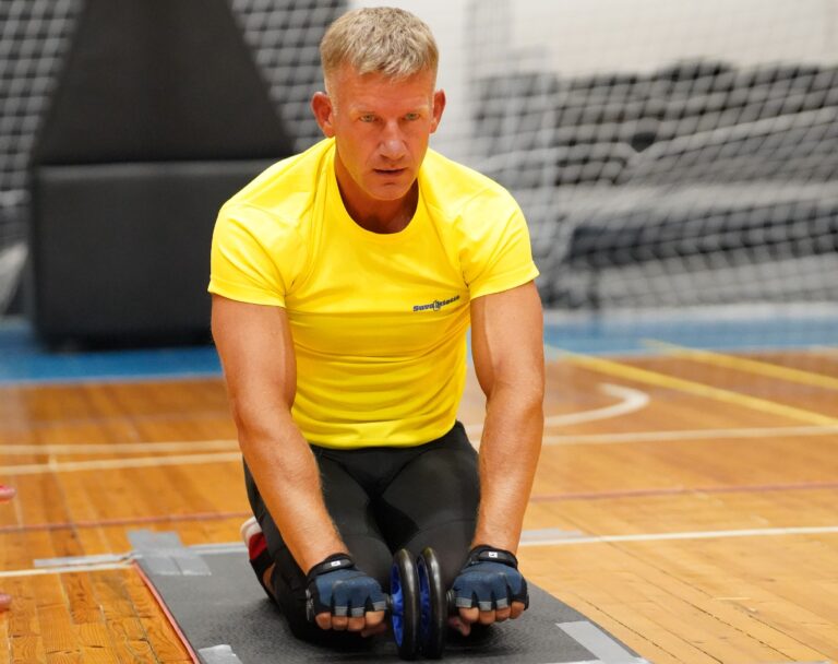 Daugiausia per 1 val. atliko išsitiesimų su pilvo raumenų stiprinimo ratuku