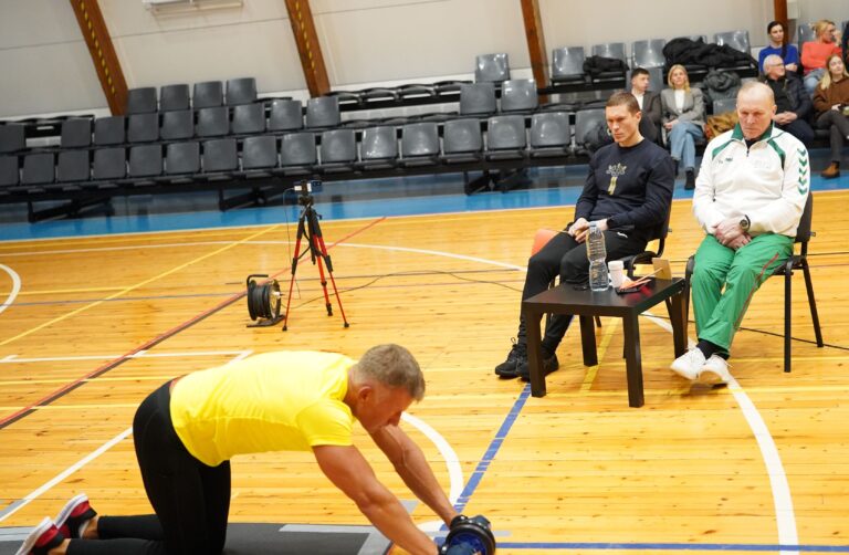 Greičiausiai atlikti 1000 išsitiesimų su pilvo raumenų stiprinimo ratuku