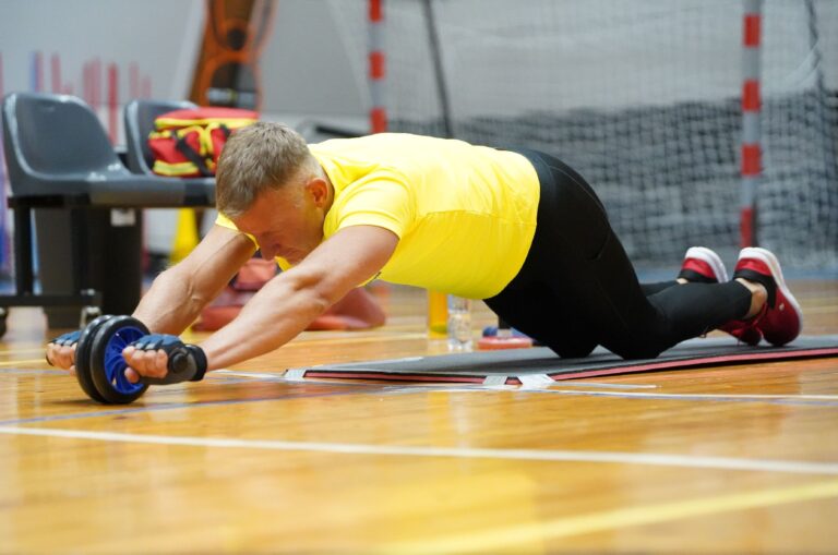 Daugiausia atlikta išsitiesimų su pilvo raumenų stiprinimo ratuku