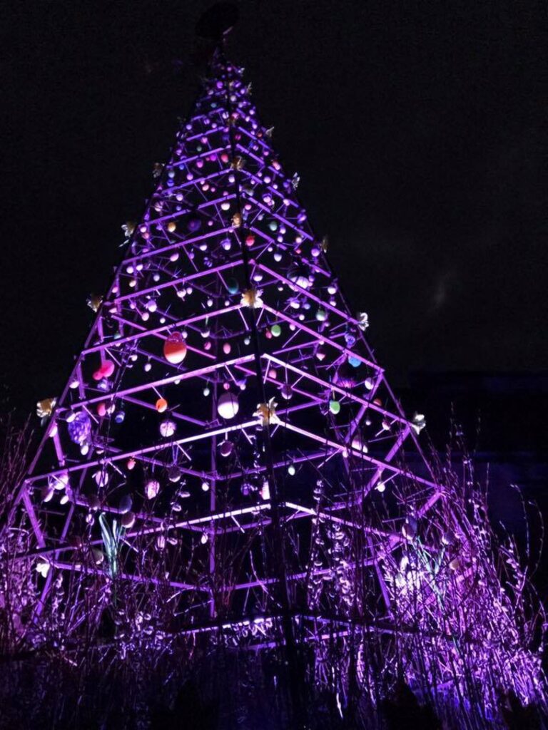 Didžiausia margučiais puošta skulptūra