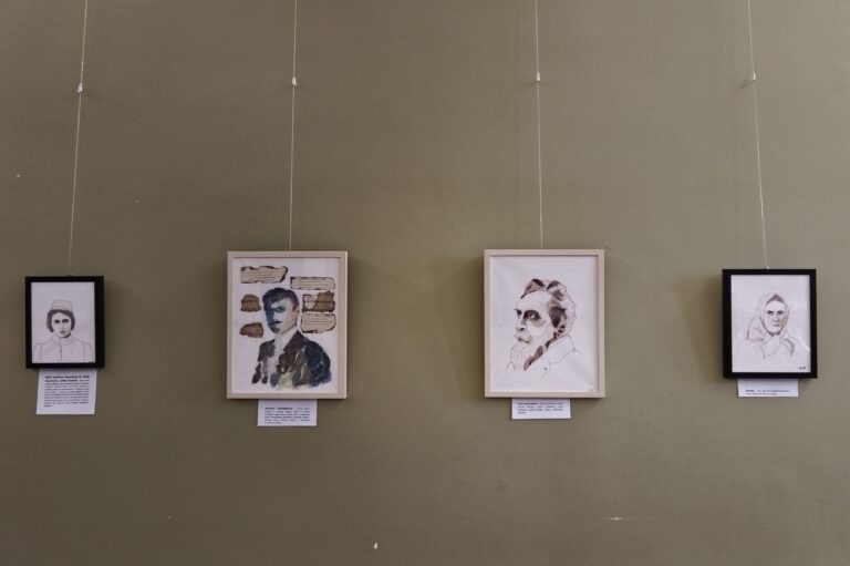 Gausiausia rankom siuvinėtų paveikslų paroda