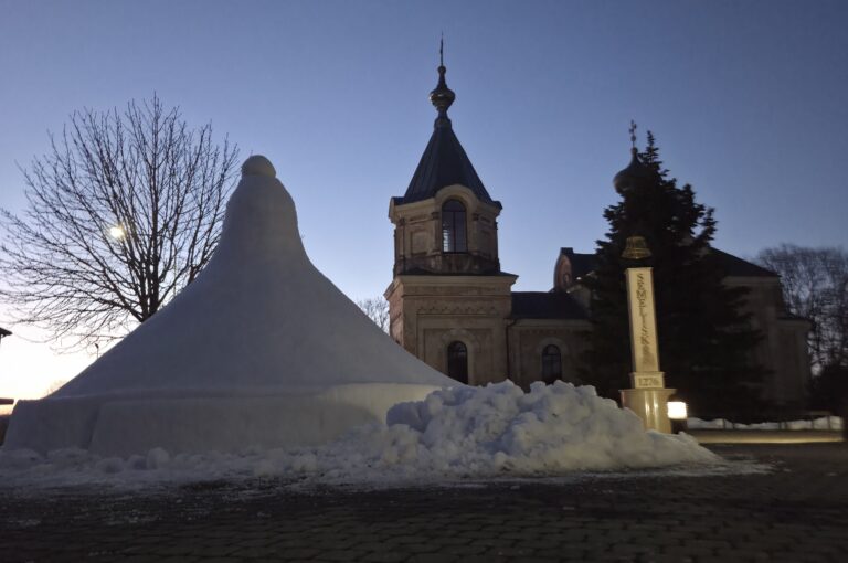 Didžiausia iš sniego varpo skulptūra
