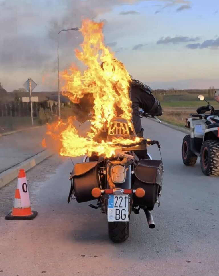 Tolimiausias ir ilgiausiai trukęs važiavimas motociklu, valdomu išlaikant pusiausvyrą stovint ant sėdynės liepsnose
