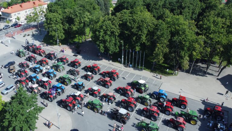 Masiškiausias traktorių paradas
